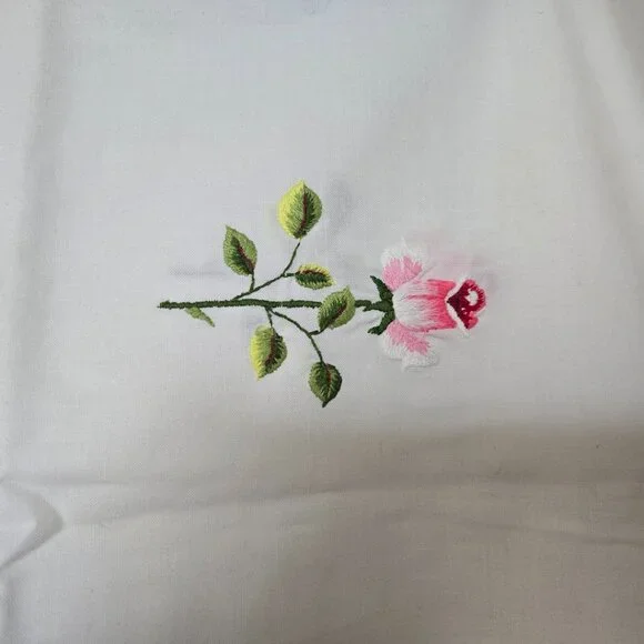 Beautiful Long Roses Embroidered Tablecloth - Never used - Picture 3 of 4